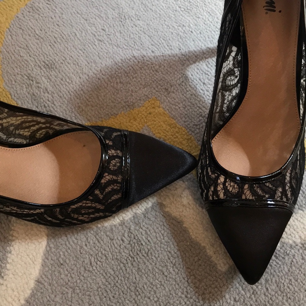 BRAND NEW BLACK POINT TOE Heels